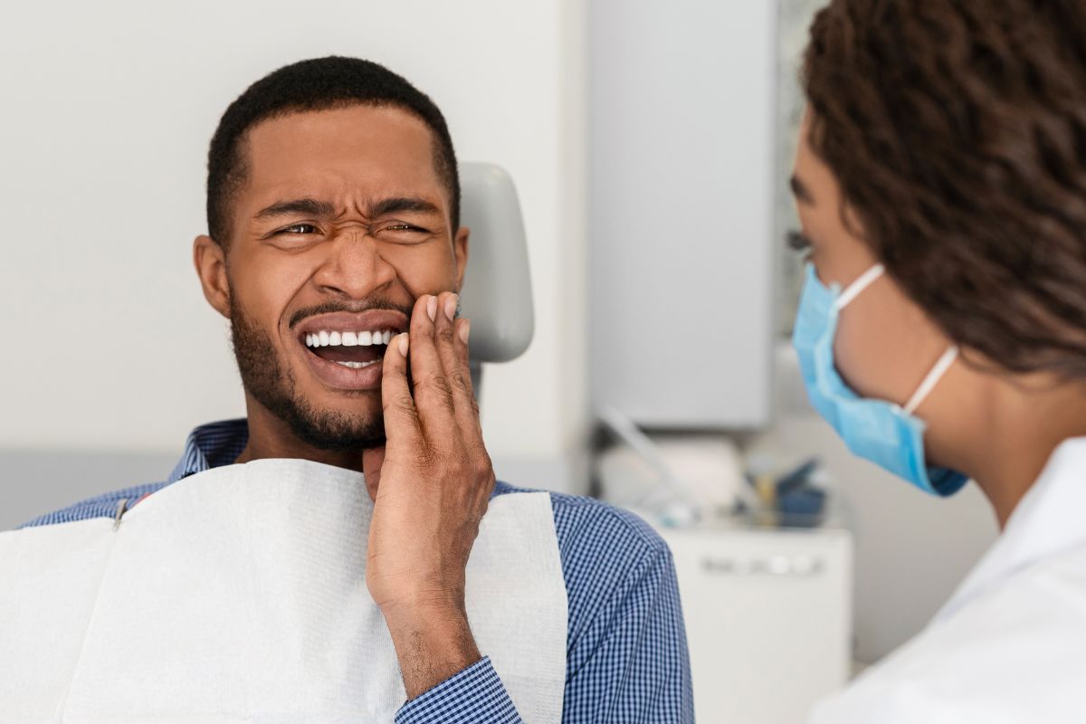 patient showing tooth pain to the dentist
